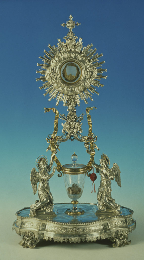 Custódia de prata que guarda o Corpo de Cristo e Cálice de cristal que guarda o Sangue de Cristo, transmutados no milagre ocorrido em Lanciano - Crédito: Wikipedia - CC BY-SA 3.0 