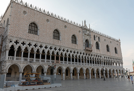 Vista panorâmica da fachada do Museo Correr e da Piazza San Marco