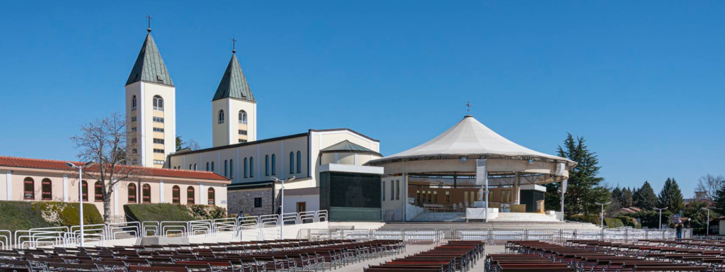 Igreja de São Tiago e altar ao ar livre na aldeia de Medjugorje em Bósnia e Herzegovina.