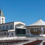 Igreja de São Tiago e altar ao ar livre na aldeia de Medjugorje em Bósnia e Herzegovina.