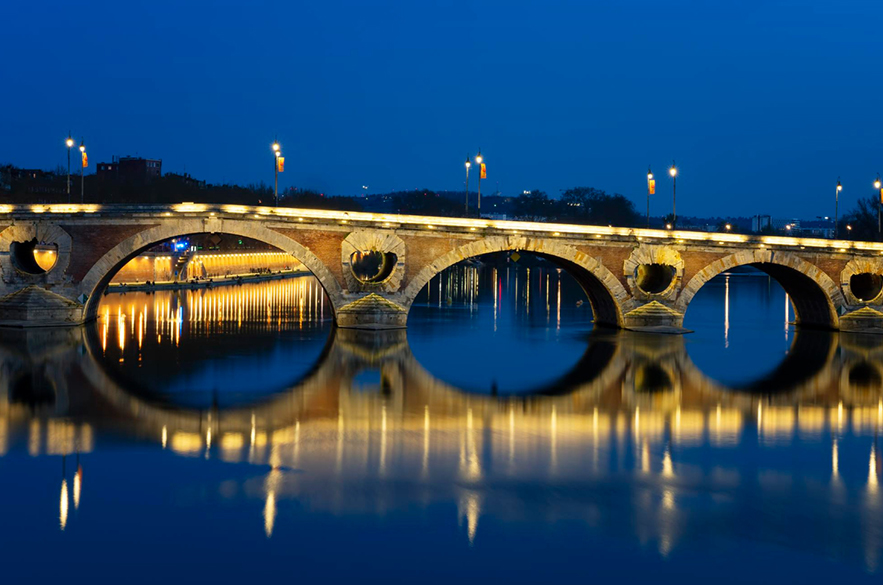 Visão noturna de Pont Neuf - Toulouse