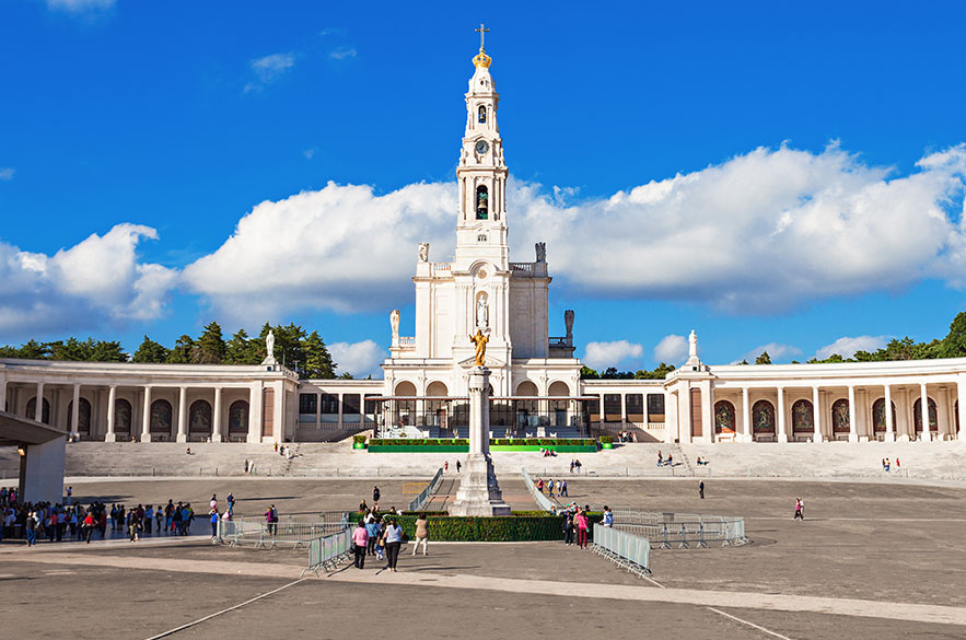 Santuário de Fátima, também conhecido como Basílica de Nossa Senhora de Fátima, em Portugal.