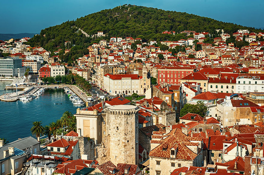 Foto Mulher viajante viajar para a cidade velha de Split na