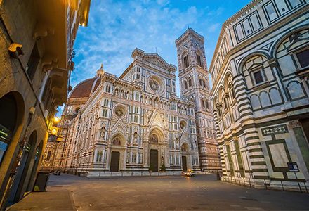 Piazza del Duomo e catedral de Santa Maria del Fiore, no centro de Florença, Itália.